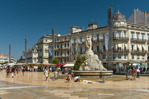Place de la Comédie à Montpellier, avec la fontaine des Trois Grâces et les bâtiments emblématiques en arrière-plan, lieu central visé par les nouveaux dispositifs de sécurité.