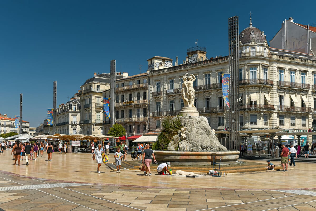 Place de la Comédie à Montpellier, avec la fontaine des Trois Grâces et les bâtiments emblématiques en arrière-plan, lieu central visé par les nouveaux dispositifs de sécurité.