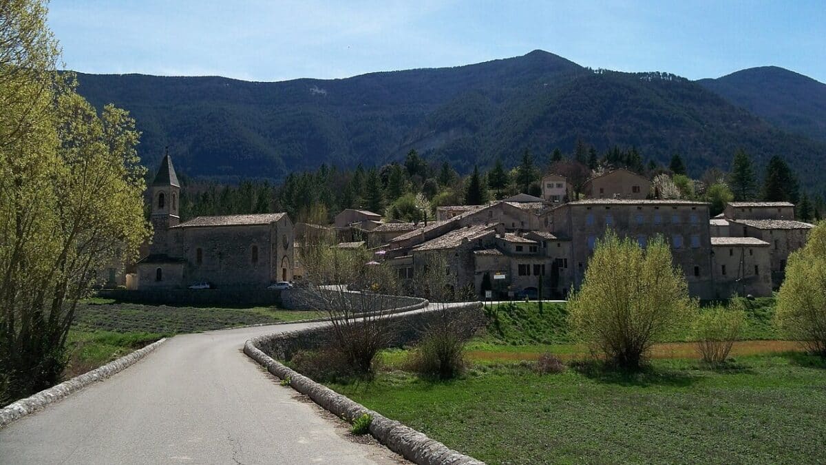 Vivez une expérience rare de land art sur les sentiers du village de Savoillans