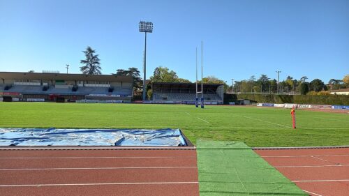 Vue du stade Jacques-Fouroux d'Auch, prêt à accueillir les finales féminines de rugby, avec une ambiance festive et un grand public attendu.