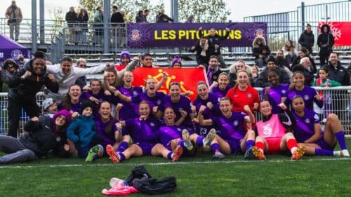 Les violettes célébrant leur victoire contre Rodez avec les supporters.
