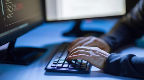 Une personne fait du codage informatique.