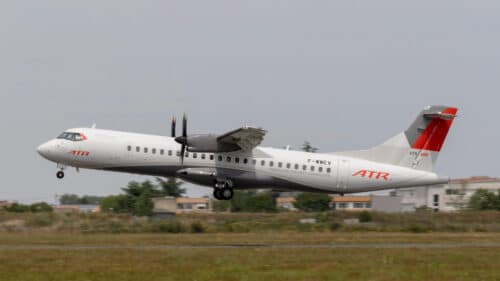 Un ATR 72, sans logo de compagnie aérienne.