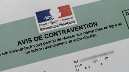 Un avis de contravention au Code de la route.