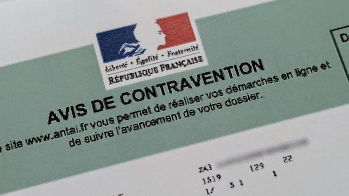 Un avis de contravention au Code de la route.