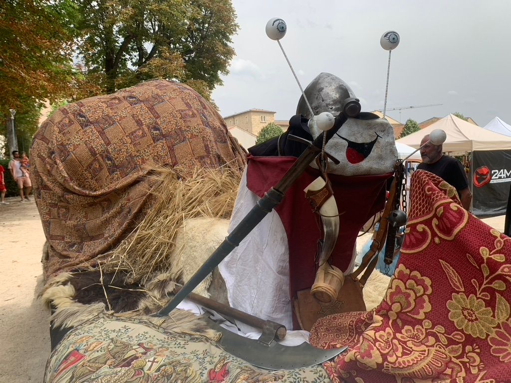 Le totem "Vasymollo" pour la fête de l'escargot de Cruviers-Lascours en 2024.