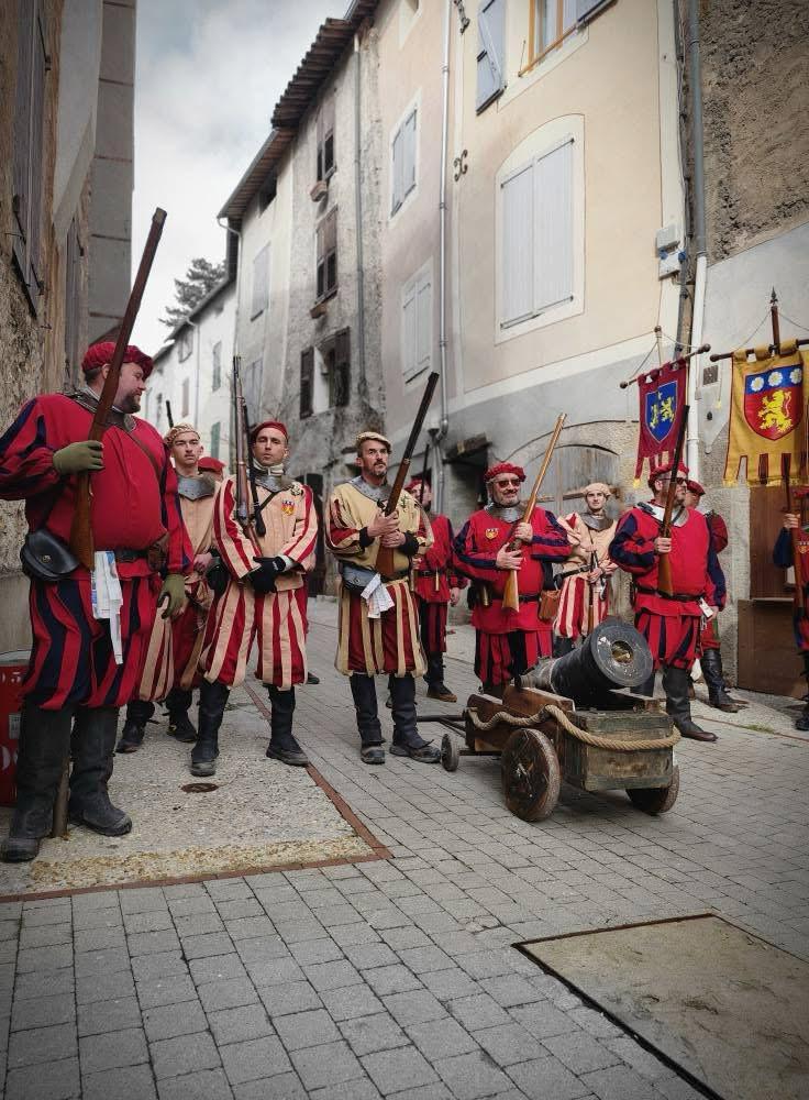 A la fête du Pétardier à Castellane dans les Alpes-de-Haute-Provence, les membres de l'association Lou Petardier participent en costume à la reconstitution historique