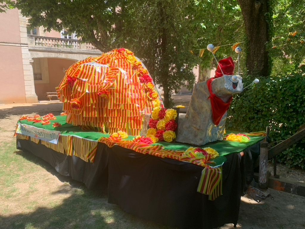 Le totem de Cruviers-Lascours pour sa fête de l'escargot lors de l'édition 2023.