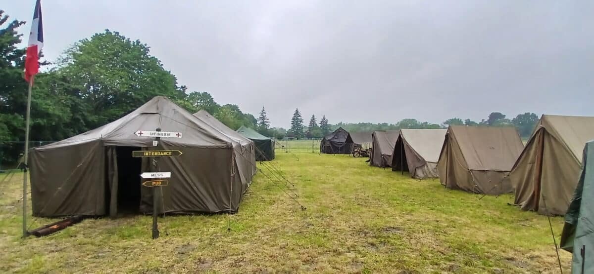La commune d'Auterive se change en camps militaire, avec des campements, des munitions, des stands à l'esprit de la seconde guerre mondiale, pour les 80 ans de la Libération.
