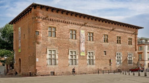 La façade du musée Saint-Raymond, sur la place Saint Sernin, à Toulouse.