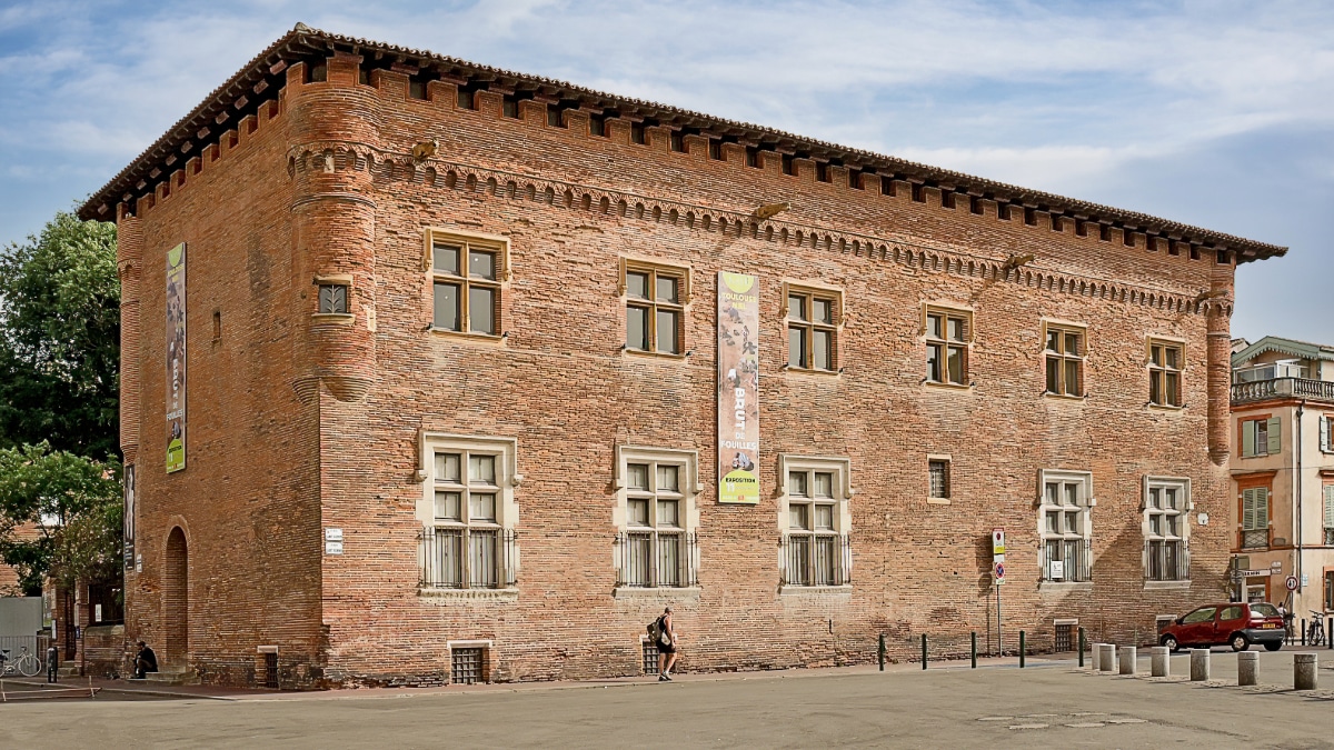 La façade du musée Saint-Raymond, sur la place Saint Sernin, à Toulouse.