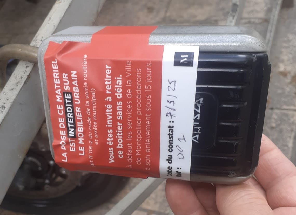 Autocollant rouge et noir demandant le retrait d'une boîte à clés sous 15 jours. montpellier