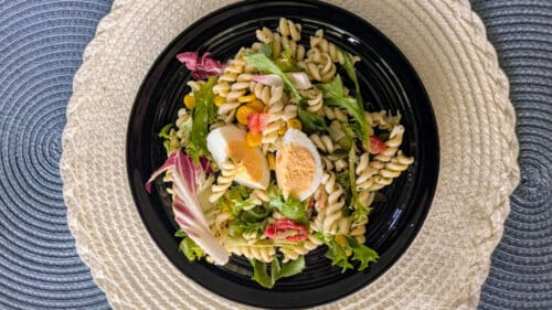 Une assiette de salade.
