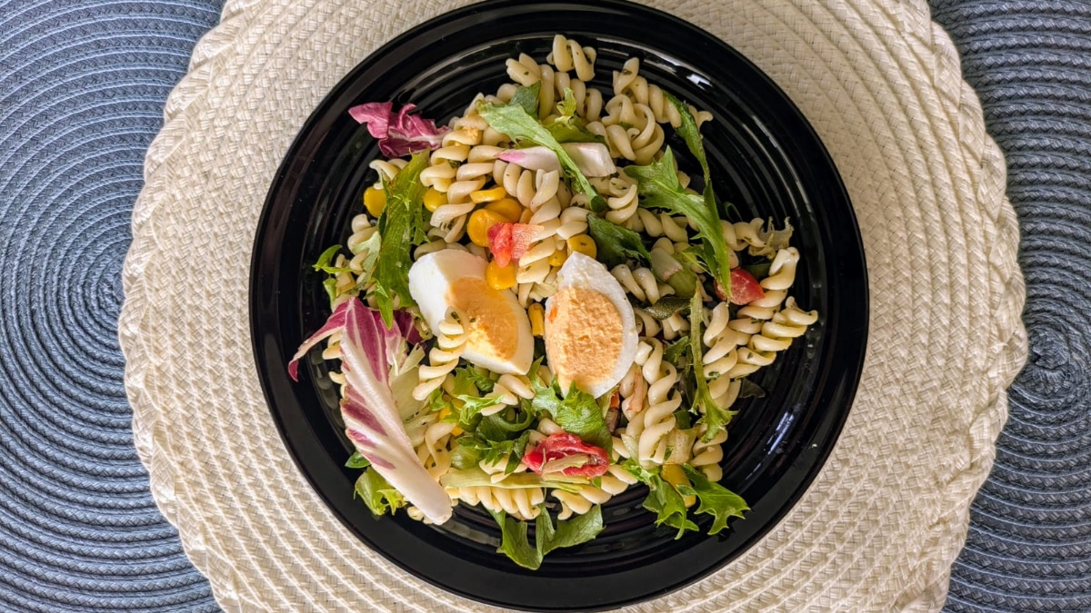 Une assiette de salade.