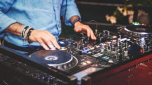 Un DJ mixe de la musique.