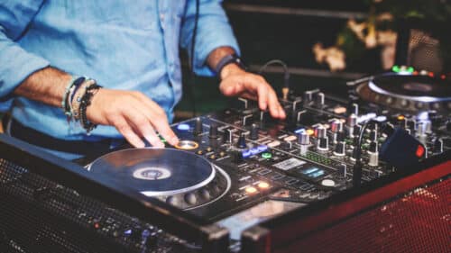 Un DJ mixe de la musique.