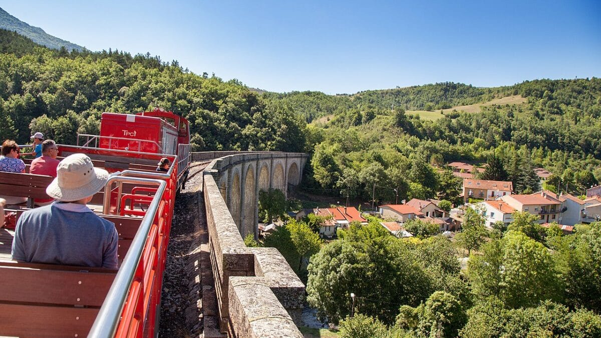 Le Train Rouge sur le viaduc d'Axat, dans l'Aude