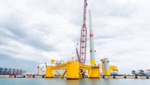 À Port-La-Nouvelle, l’assemblage de la première des trois éoliennes flottantes a démarré à la mi-mai.