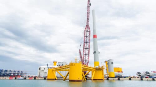 À Port-La-Nouvelle, l’assemblage de la première des trois éoliennes flottantes a démarré à la mi-mai.