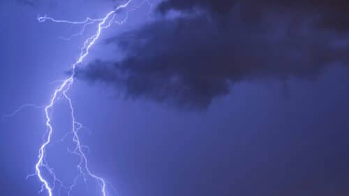 Un orage dans un ciel nuageux.