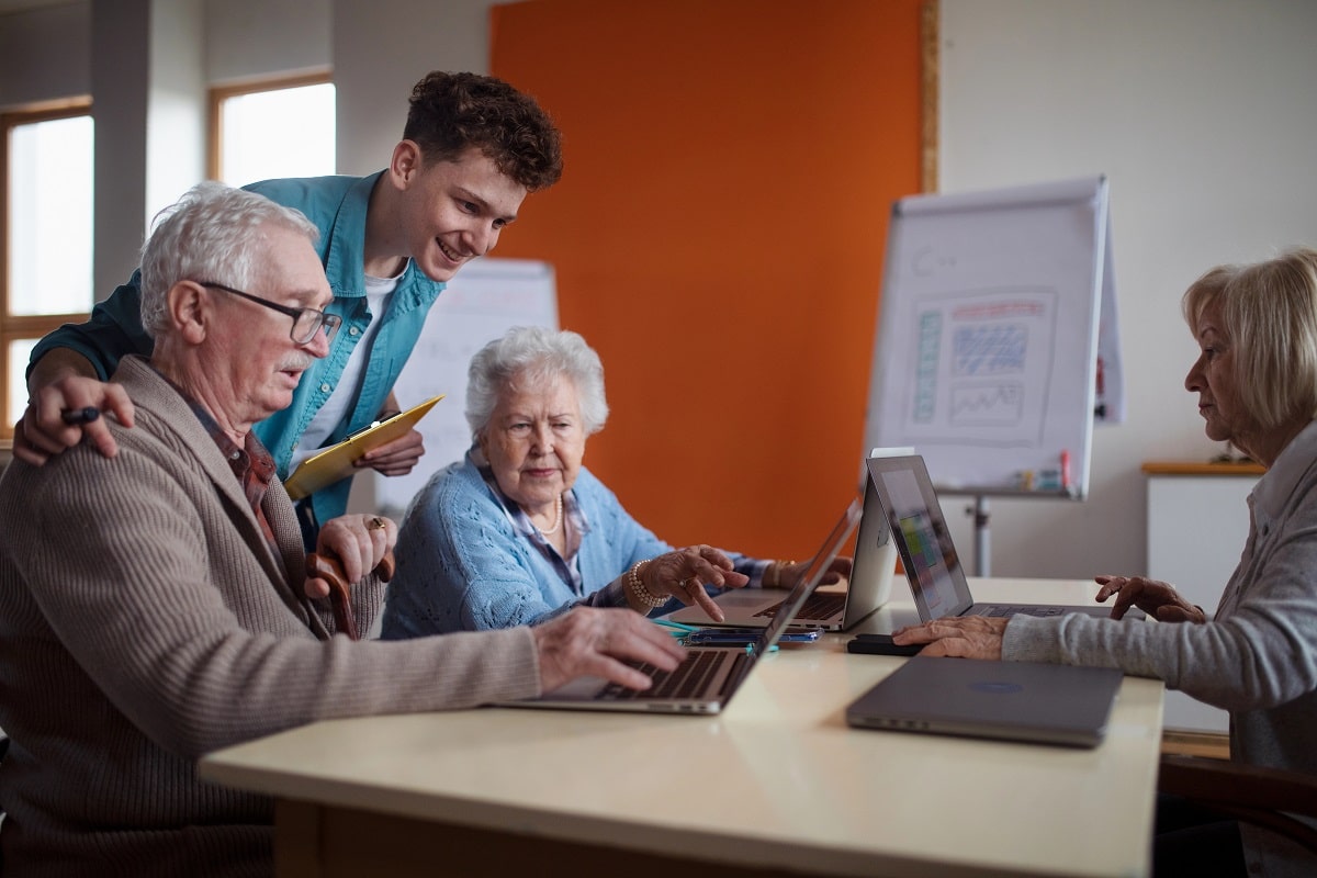 Les seniors de Toulouse peuvent se faire accompagner pour maîtriser leur outil informatique.