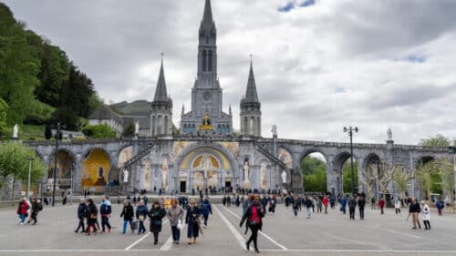 Des touristes visitent le sanctuaire de Lourdes.