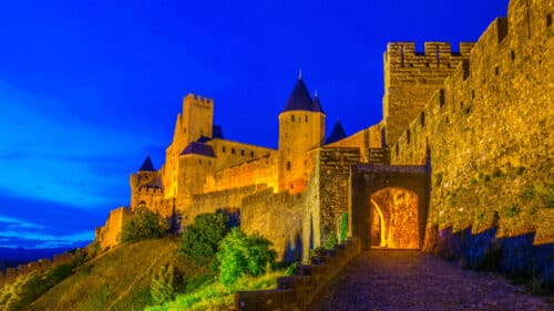 À la recherche d'une sortie à faire durant les vacances dans l'Aude ? Vous pouvez faire une visite nocturne du château de Carcassonne.