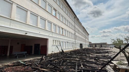 Un violent incendie s’est déroulé sur le toit du collège Hubert-Reeves.