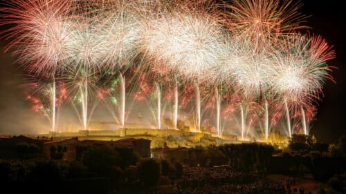 Le feu d'artifice organisé le 14 juillet à Carcassonne est parmi les plus célèbres de France.