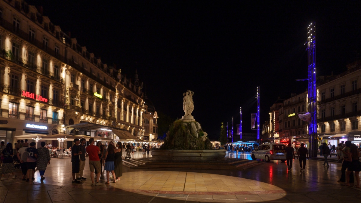 Montpellier a inauguré un nouvel éclairage sur la place de la Comédie, marquant une étape clé du réaménagement du centre-ville.