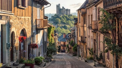 Des visites guidées sont organisées à Najac, en Aveyron, durant les vacances d'été.