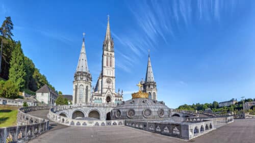 À Lourdes, la circulation est strictement réglementée autour du Sanctuaire durant le pèlerinage de l’Assomption.