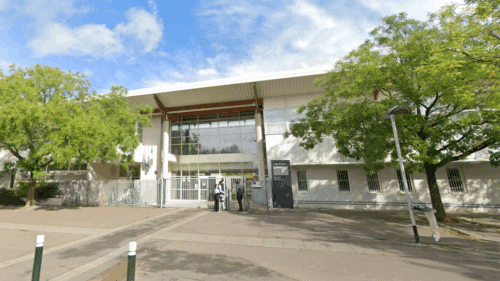 La Région Île-de-France installe dix salles provisoires pour permettre la rentrée des 1 200 élèves et de leurs 85 enseignants sans perturbation dans un lycée de Seine-Saint-Denis.