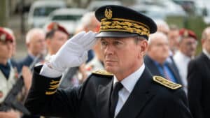 Un nouveau préfet arrive dans l’Aude, et plusieurs dossiers l’attendent déjà Alain Bucquet a officiellement pris ses fonctions de préfet de l’Aude ce lundi 25 août à Carcassonne, succédant à Christian Pouget. L’ancien préfet des Ardennes devra gérer les suites de l’incendie des Corbières et anticiper les enjeux liés à la ressource en eau et à la prévention des feux de forêt. Le nouveau préfet de l’Aude, Alain Bucquet, a été accueilli officiellement ce lundi 25 août à Carcassonne. À l’occasion de sa prise de fonctions, il a déposé une gerbe au monument aux morts, place Davilla. Sa nomination avait été annoncée lors du conseil des ministres du 16 juillet 2025, sur proposition du ministre de l’Intérieur. Des défis immédiats pour le nouveau préfet de l’Aude Alain Bucquet succède à Christian Pouget et arrive dans un département fortement marqué par un incendie qui a parcouru plus de 16 000 hectares dans les Corbières. La gestion des conséquences humaines, économiques et environnementales constitue l’un des dossiers prioritaires de sa nouvelle mission. Le préfet devra poursuivre le travail de "fin de crise", notamment avec un suivi auprès des viticulteurs et la mise en place du fonds d’urgence annoncé par le gouvernement. Il aura également la charge de réfléchir aux mesures de prévention à long terme contre le risque d’incendies de forêts et d’élaborer des solutions pour sécuriser la ressource en eau, affectée par la sécheresse et le réchauffement climatique. Un parcours solide pour relever ses missions dans l’Aude Âgé de 63 ans, Alain Bucquet est diplômé de l’École nationale supérieure de la police et titulaire de plusieurs distinctions, dont la Légion d’honneur et l’Ordre national du Mérite. Ancien commissaire central adjoint, il a exercé dans diverses circonscriptions avant de devenir sous-préfet, puis préfet délégué, et enfin préfet titulaire. Durant ces quatre dernières années, il était préfet des Ardennes, où il a géré les manifestations contre la réforme des retraites et celles des agriculteurs.