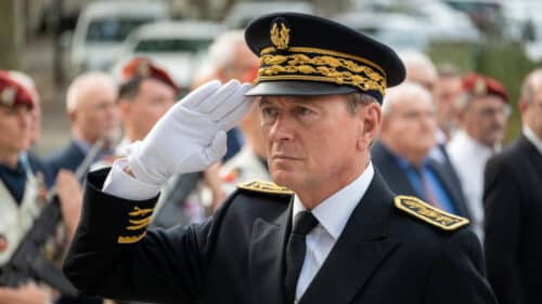 Un nouveau préfet arrive dans l’Aude, et plusieurs dossiers l’attendent déjà Alain Bucquet a officiellement pris ses fonctions de préfet de l’Aude ce lundi 25 août à Carcassonne, succédant à Christian Pouget. L’ancien préfet des Ardennes devra gérer les suites de l’incendie des Corbières et anticiper les enjeux liés à la ressource en eau et à la prévention des feux de forêt. Le nouveau préfet de l’Aude, Alain Bucquet, a été accueilli officiellement ce lundi 25 août à Carcassonne. À l’occasion de sa prise de fonctions, il a déposé une gerbe au monument aux morts, place Davilla. Sa nomination avait été annoncée lors du conseil des ministres du 16 juillet 2025, sur proposition du ministre de l’Intérieur. Des défis immédiats pour le nouveau préfet de l’Aude Alain Bucquet succède à Christian Pouget et arrive dans un département fortement marqué par un incendie qui a parcouru plus de 16 000 hectares dans les Corbières. La gestion des conséquences humaines, économiques et environnementales constitue l’un des dossiers prioritaires de sa nouvelle mission. Le préfet devra poursuivre le travail de "fin de crise", notamment avec un suivi auprès des viticulteurs et la mise en place du fonds d’urgence annoncé par le gouvernement. Il aura également la charge de réfléchir aux mesures de prévention à long terme contre le risque d’incendies de forêts et d’élaborer des solutions pour sécuriser la ressource en eau, affectée par la sécheresse et le réchauffement climatique. Un parcours solide pour relever ses missions dans l’Aude Âgé de 63 ans, Alain Bucquet est diplômé de l’École nationale supérieure de la police et titulaire de plusieurs distinctions, dont la Légion d’honneur et l’Ordre national du Mérite. Ancien commissaire central adjoint, il a exercé dans diverses circonscriptions avant de devenir sous-préfet, puis préfet délégué, et enfin préfet titulaire. Durant ces quatre dernières années, il était préfet des Ardennes, où il a géré les manifestations contre la réforme des retraites et celles des agriculteurs.