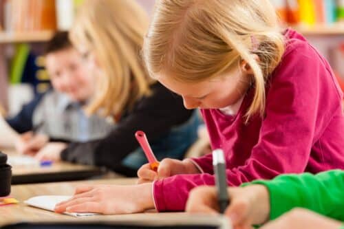 Pourquoi des capteurs ont-ils été installés dans des classes de CM1 à Montpellier?