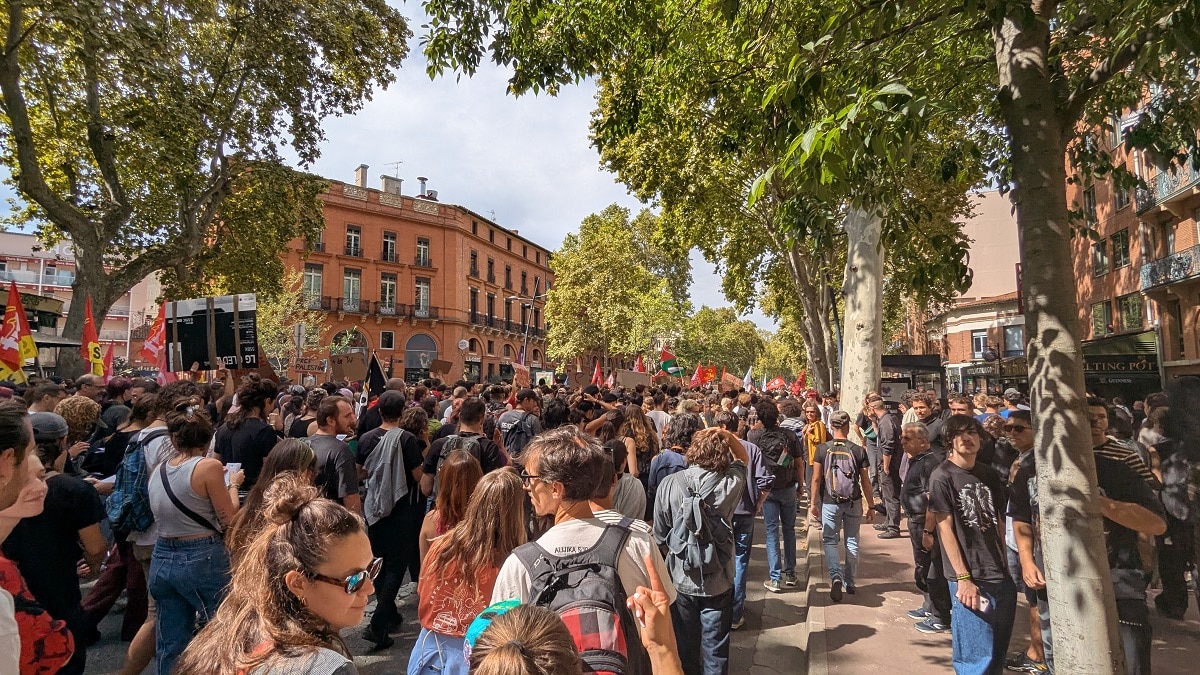 Dans le cortège, des étudiants, des enseignants, des salariés de la métallurgie, des personnels soignants ou encore des services publics ont répondu présents