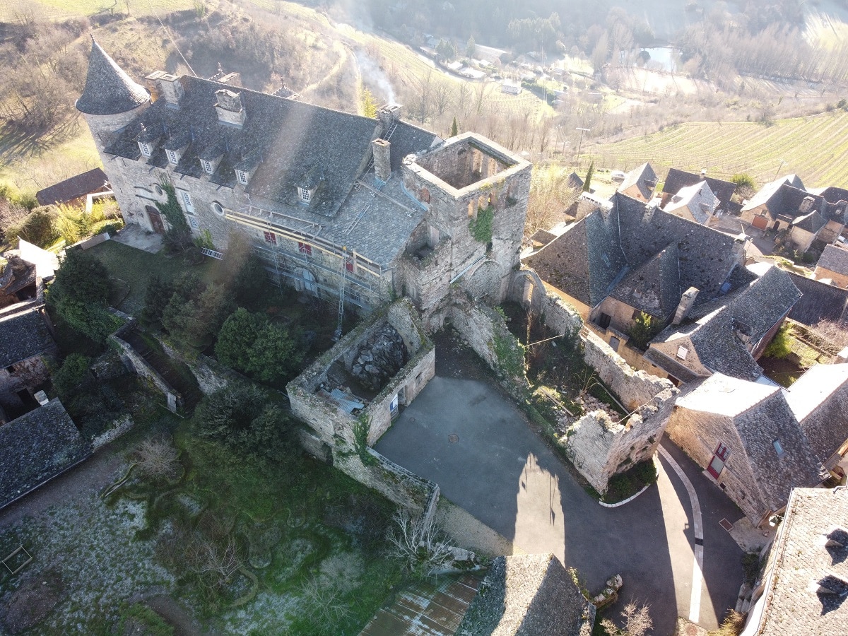 Accolée au château de Panat, l'église, en ruine, n'a plus de toiture.