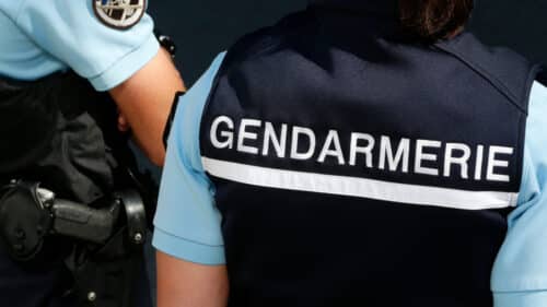 La rave party de Fontjoncouse (Aude) se termine, mais près de 900 participants occupaient encore le site ce mardi matin.