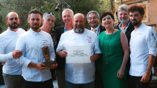 Gilles Goujon reçoit la Toque d’Or 2025, une distinction qui salue son excellence culinaire et son engagement pour le patrimoine gastronomique.
