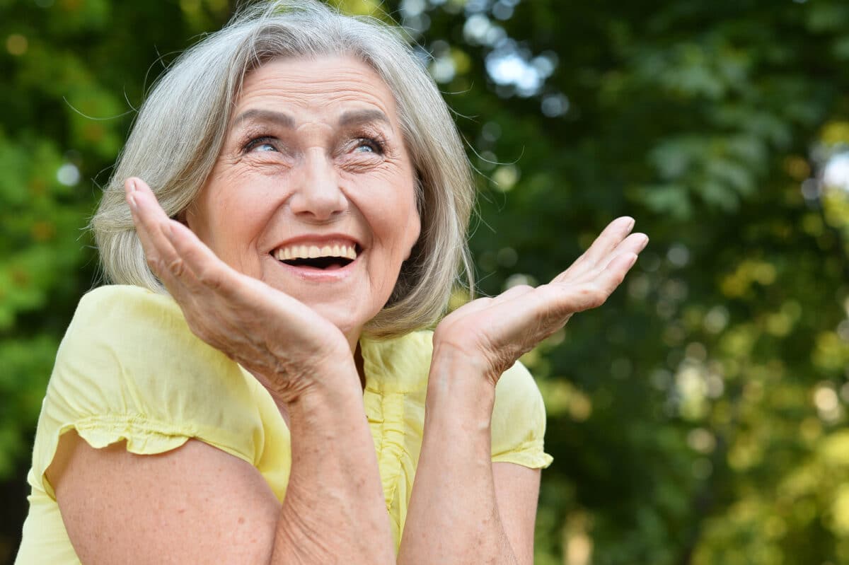 Femme sourire senior