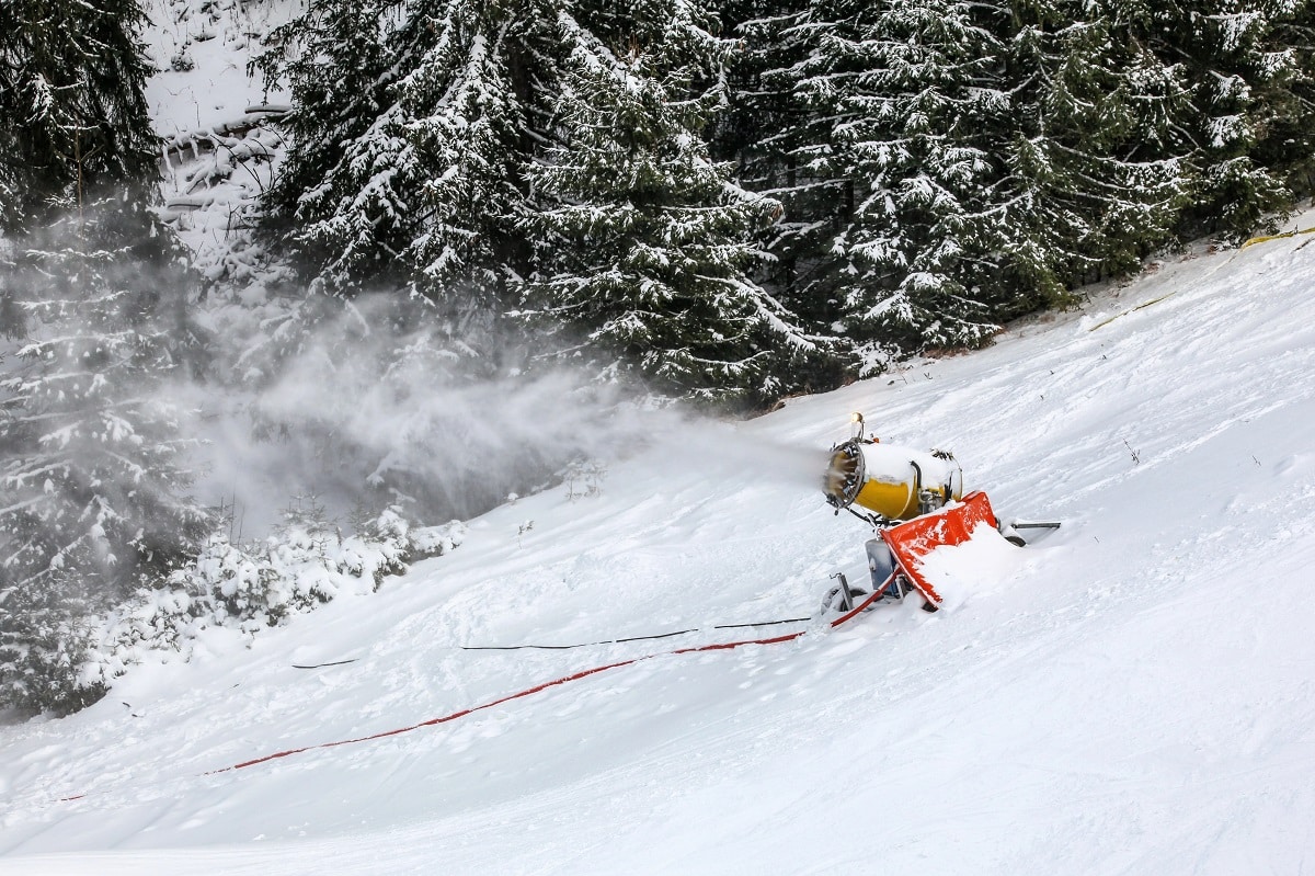 La retenue d'eau du Roc d'Aude est notamment destiné à alimenter le domaine skiable pour la neige de culture.