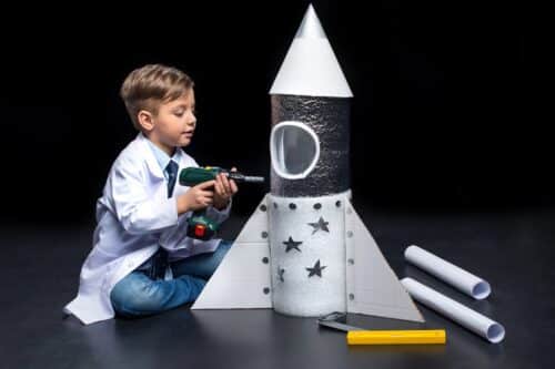 enfant construction fusée