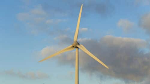 Le second parc éolien flottant d’Occitanie est en cours d’assemblage à Port-la-Nouvelle.