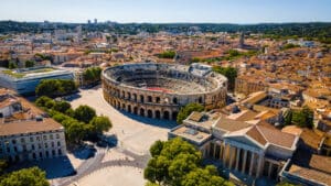 Tourisme à Nîmes : saison 2025 stable malgré la canicule, hausse des visiteurs étrangers et succès des ferias.