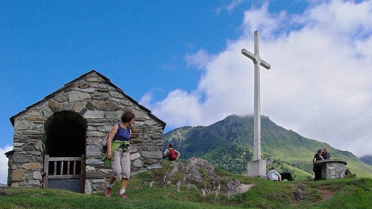 Le belvédère de la croix de Saint-Justin, un décor idéal pour une randonnée en automne et en famille dans les Hautes-Pyrénées.