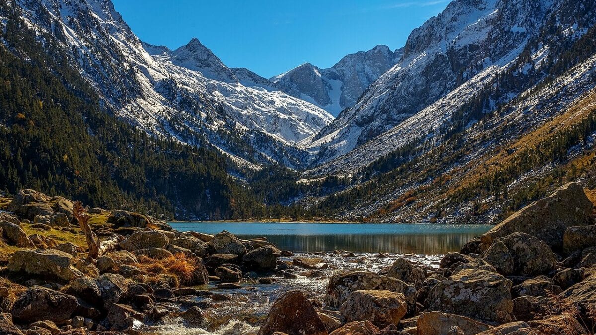 Le lac de Gaube, un décor idéal pour une randonnée en automne et en famille dans les Hautes-Pyrénées.