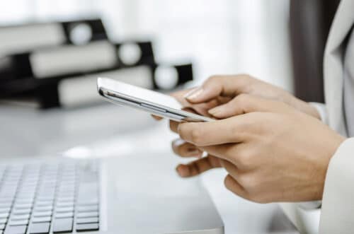 Telephone portable dans les mains
