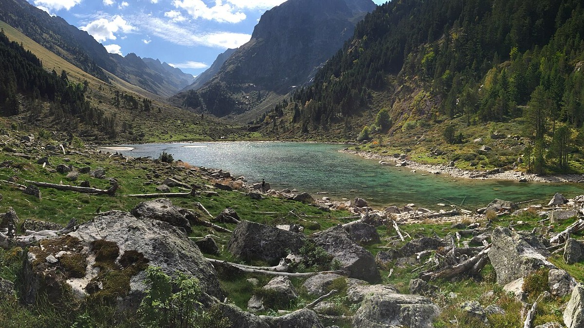 Le lac de Suyen, un décor idéal pour une randonnée en automne et en famille dans les Hautes-Pyrénées.
