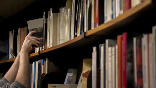 Une médiathèque provisoire ouvre ses portes à Pissevin, à Nîmes.